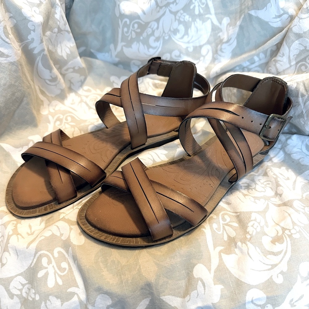Clarks Brown Leather Strappy Flat Sandals | Size 7 | Minimalist Comfort
